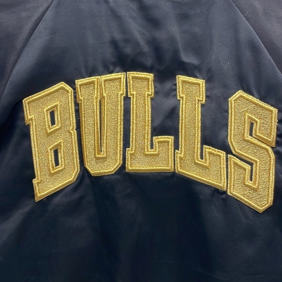 NBA UNK Chicago Bulls Black and Gold Bomber Jacket - Picture 13 of 16